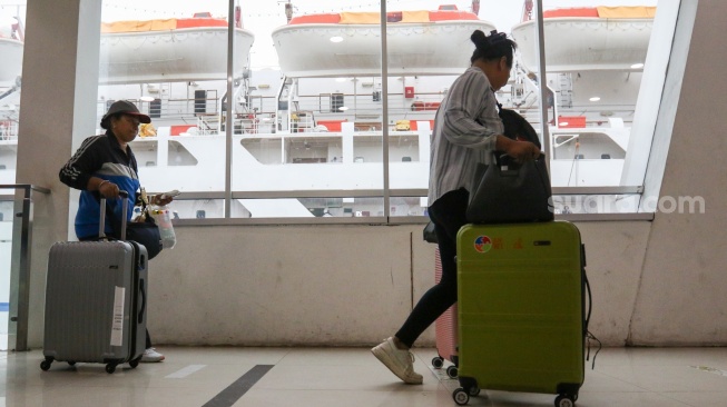 Calon penumpang antri untuk masuk ke dalam Kapal Pelni KM Dobonsolo di Pelabuhan Tanjung Priok, Jakarta, Selasa (25/3/2025). [Suara.com/Alfian Winanto]