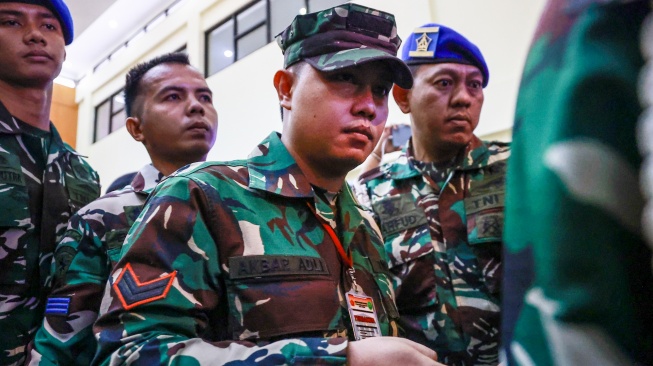 Terdakwa kasus pembunuhan bos rental mobil dan penadahan mobil, Sertu Akbar Adli (tengah) digiring petugas usai mengikuti sidang pembacaan putusan di Pengadilan Militer II-08 Jakarta, Selasa (25/3/2025). [ANTARA FOTO/Dhemas Reviyanto/tom]