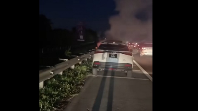 Sebuah Chery Omoda 5 terbakar di jalan tol pada 22 Februari 2025. [Facebook/Bomba Sukarela Sungai Puyu Butterworth Pulau Pinang]