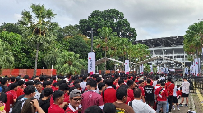 Antrean Mengular Suporter Jelang Kick Off Timnas Indonesia vs Bahrain: GBK Memerah