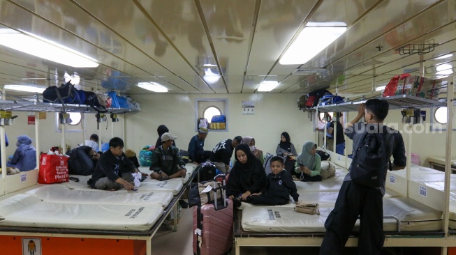 Penumpang menaiki Kapal Pelni KM Dobonsolo di Pelabuhan Tanjung Priok, Jakarta, Selasa (25/3/2025). [Suara.com/Alfian Winanto]