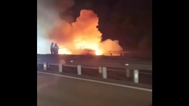 Sebelum Puluhan Mobil Chery Hangus di Bekasi, Omoda 5 Terbakar di Jalan Tol