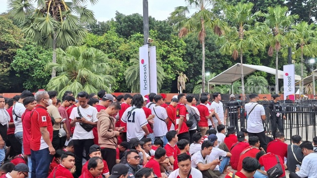 Situasi Stadion GBK jelang kick-off Timnas Indonesia vs Bahrain, Selasa (25/3/2025) sore. [Suara.com/Adie Prasetyo]