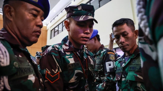 Terdakwa kasus pembunuhan bos rental mobil dan penadahan mobil, Sertu Rafsin Hermawan (tengah) digiring petugas usai mengikuti sidang pembacaan putusan di Pengadilan Militer II-08 Jakarta, Selasa (25/3/2025). [ANTARA FOTO/Dhemas Reviyanto/tom]