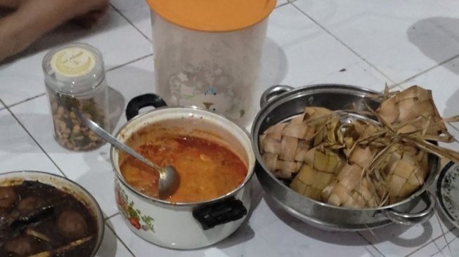 Tradisi kupatan atau makan ketupat di Wonogiri, Jawa Tengah masih dilakukan hingga sekarang dan menjadi budaya turun temurun yang masih lestari. (Twitter)