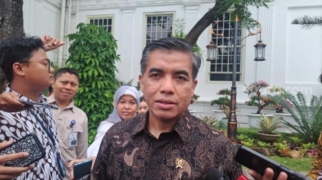 Menteri Ketenagakerjaan Yassierli merespons keluhan sejumlah pengemudi ojek online alias ojol terkait pemberian Bonus Hari Raya (BHR) yang dinilai terlalu kecil, sebesar Rp50 ribu. (Suara.com/Novian)