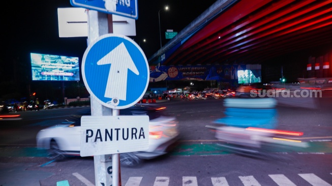 Pemudik bersepeda motor melintas di Jalan Inspeksi Kalimalang, Bekasi, Jawa Barat, Jumat (28/3/2025). [Suara.com/Alfian Winanto]