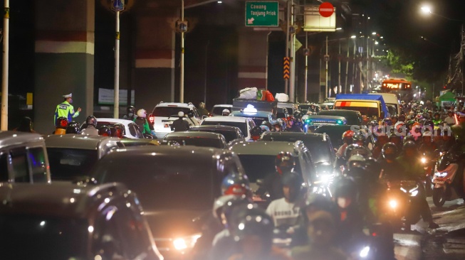 Kepadatan kendaraan yang melintas di Jalan Inspeksi Kalimalang, Bekasi, Jawa Barat, Jumat (28/3/2025). [Suara.com/Alfian Winanto]