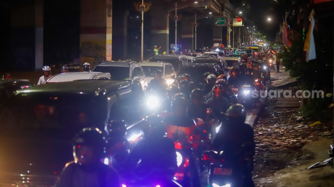 Kepadatan kendaraan yang melintas di Jalan Inspeksi Kalimalang, Bekasi, Jawa Barat, Jumat (28/3/2025). [Suara.com/Alfian Winanto]