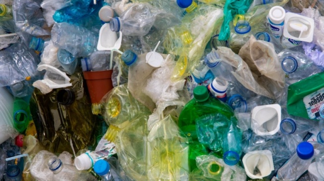 Ilustrasi limbah yang mengandung mikroplastik (Pexels/Magda Ehlers).