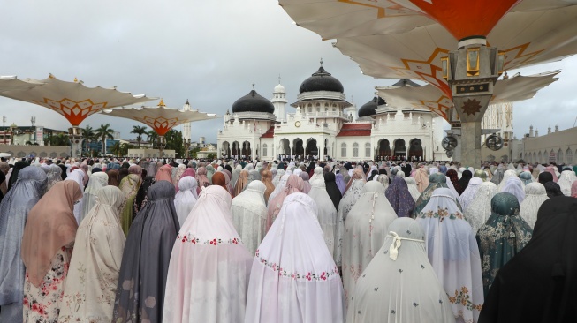Sejumlah warga lereng Gunung Merbabu menunaikan Shalat Idul Fitri 1446 H di Jrakah, Selo, Boyolali, Jawa Tengah, Senin (31/3/2025). [ANTARA FOTO/Aloysius Jarot Nugroho/nym]