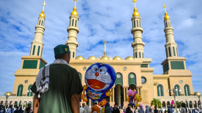 Umat Islam berjalan di halaman Masjid Raya Baitul Muttaqien Islamic Center usai melaksanakan Shalat Idul Fitri 1446 H di Samarinda, Kalimantan Timur, Senin (31/3/2025). [ANTARA FOTO/M Risyal Hidayat/nym]