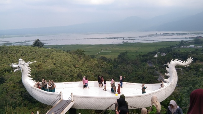 Salah satu spot foto favorit di Eling Bening, Ambarawa. (Twitter)