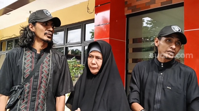 Keluarga Badjideh usai membesuk Vadel Badjideh di Mapolres Metro Jakarta Selatan, Senin (31/3/2025). [Suara.com/Adiyoga Priyambodo]
