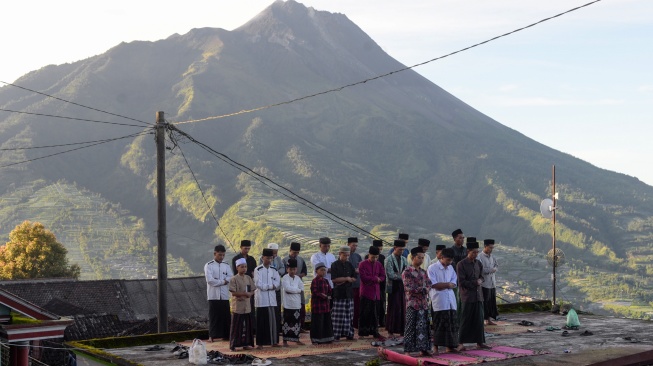 Sejumlah warga lereng Gunung Merbabu menunaikan Shalat Idul Fitri 1446 H di Jrakah, Selo, Boyolali, Jawa Tengah, Senin (31/3/2025). [ANTARA FOTO/Aloysius Jarot Nugroho/nym]