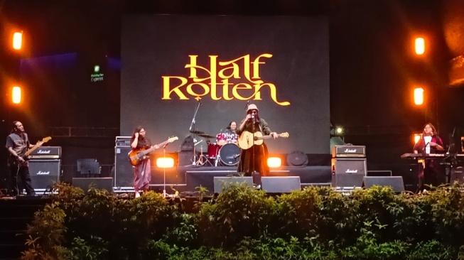 Grup band Half Rotten salah satu line up di Jakarta Lebaran Fair 2025 pada Selasa (1/4/2025). [Suara.com/Rena Pangesti]
