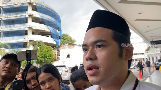 Anak bungsu Ray Sahetapy, Raya Sahetapy saat ditemui di Rumah Duka Sentosa RSPAD Gatot Subroto, Jakarta Pusat, Rabu (2/4/2025). [Suara.com/Tiara Rosana]