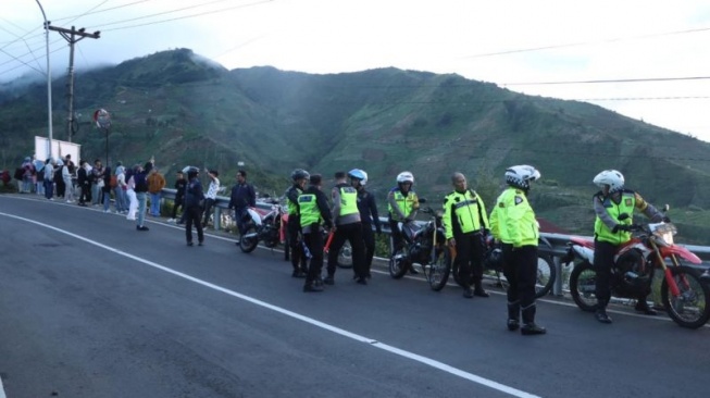 Polisi tinjau kawasan Dieng Kaupaten Wonosobo, Rabu (2/4/2025). (ANTARA/HO - Polres Wonosobo)