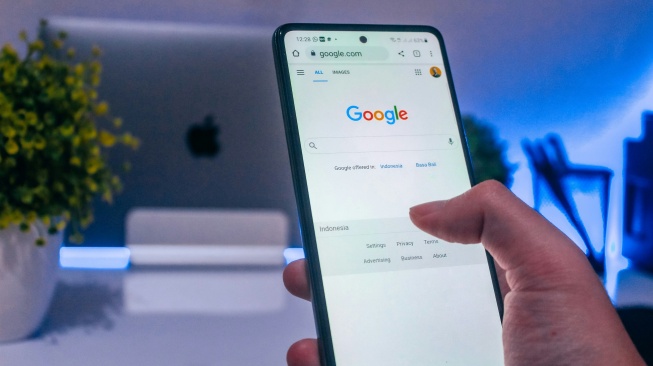Ilustrasi Google di HP. [Unsplash/Arkan Perdana]