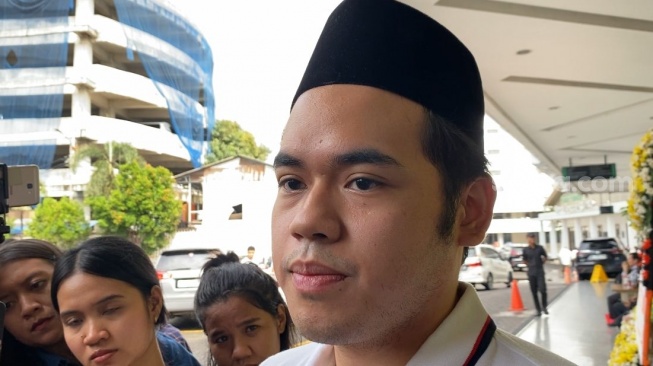 Anak bungsu Ray Sahetapy, Raya Sahetapy saat ditemui di Rumah Duka Sentosa RSPAD Gatot Subroto, Jakarta Pusat, Rabu (2/4/2025). [Suara.com/Tiara Rosana]