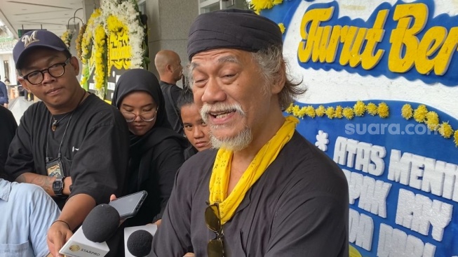 Tio Pakusadewo melayat ke Rumah Duka Sentosa, RSPAD Gatot Subroto, Jakarta Pusat tempat Ray Sahetapy disemayamkan pada Rabu (2/4/2025) [Suara.com/Tiara Rosana].
