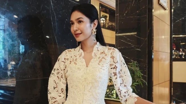 Mikha Tambayong Ikut Tren Busana Katun Bolong untuk Lebaran 2025 (Instagram)
