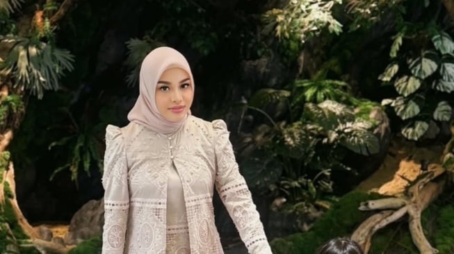 Aurel Hermansyah Ikut Tren Busana Katun Bolong untuk Lebaran 2025 (Instagram)