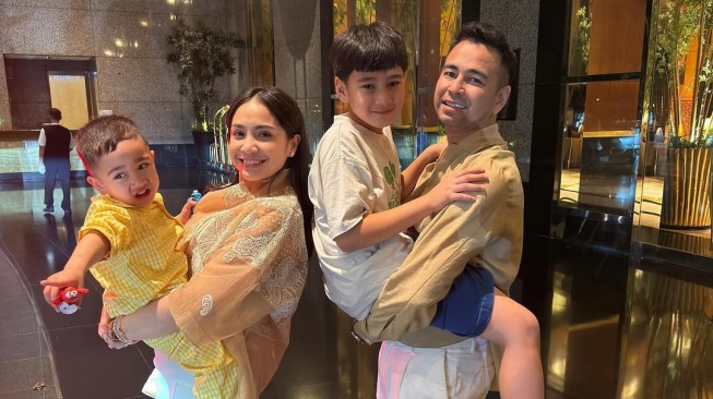 Fashion lebaran Nagita Slavina (Instagram/@raffinagita1717)