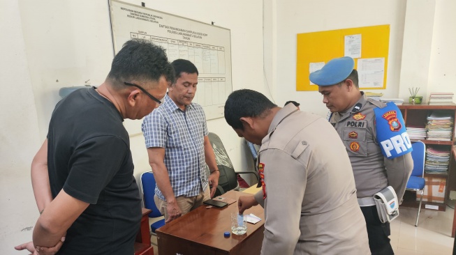 Iptu CS saat menjalani tes urine di Seksi Propam Polres Labusel dengan hasil negatif. [Dok Polres Labusel]