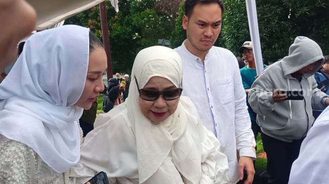 Dewi Yull hadiri pemakaman Ray Sahetapy di TPU Tanah Kusir, Jakarta Selatan, Jumat (4/4/2025). [Suara.com/Rena Pangesti]