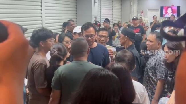 Anak almarhum Ray Sahetapy, Surya Sahetapy tiba di Rumah Duka Sentosa, RSPAD Gatot Subroto, Jakarta Pusat tempat sang ayah disemayamkan pada Kamis (3/4/2025). [Suara.com/Tiara Rosana]