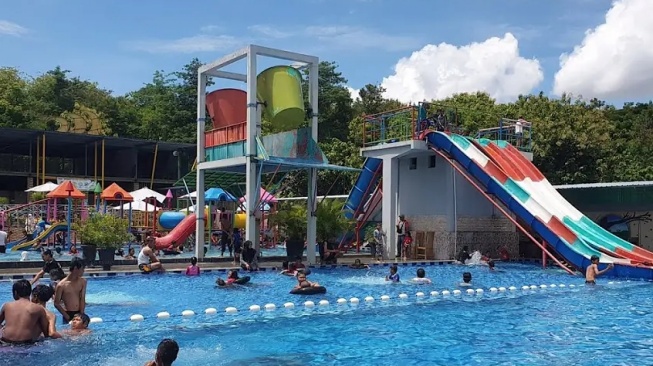 Liburan Keluarga Hemat: Rekomendasi Kolam Renang di Karanganyar, Tiket Mulai Rp 8 Ribu!