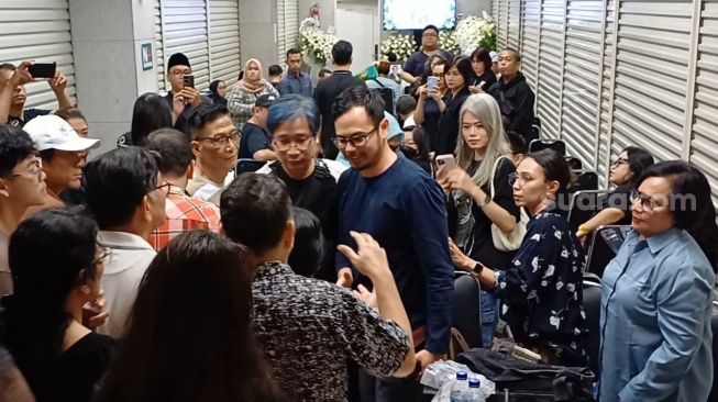 Terbang dari Amerika, Surya Sahetapy Lemas Dengar Kabar Ray Sahetapy Meninggal