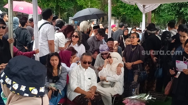Dewi Yull hadiri pemakaman Ray Sahetapy di TPU Tanah Kusir, Jakarta Selatan, Jumat (4/4/2025). [Suara.com/Rena Pangesti]