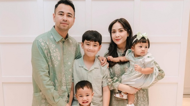 Fashion lebaran Nagita Slavina (Instagram/@raffinagita1717)
