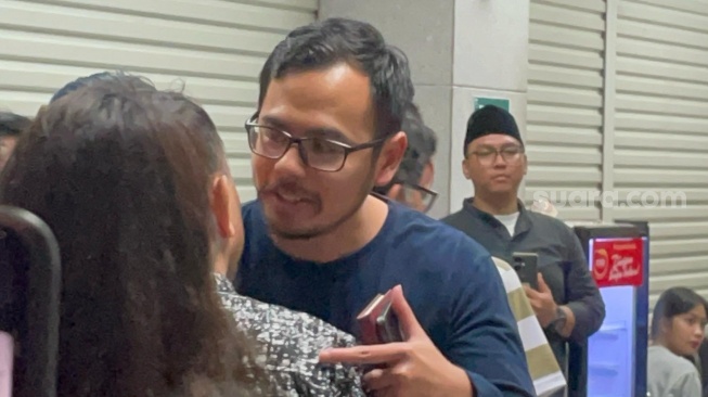 Anak almarhum Ray Sahetapy, Surya Sahetapy tiba di Rumah Duka Sentosa, RSPAD Gatot Subroto, Jakarta Pusat tempat sang ayah disemayamkan pada Kamis (3/4/2025). [Suara.com/Tiara Rosana]