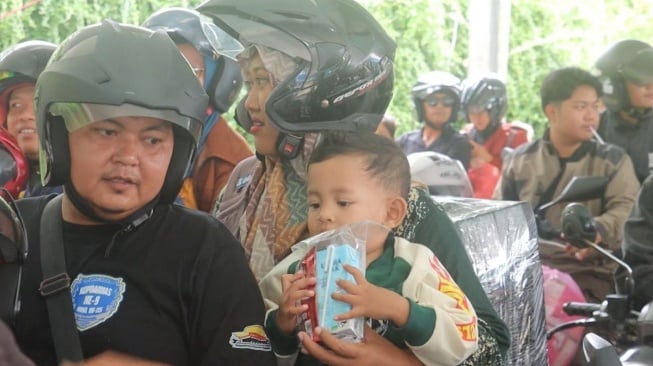Cara Unik Polisi di Lampung Bikin Nyaman Pemudik: Bagi Camilan dan BBM Gratis