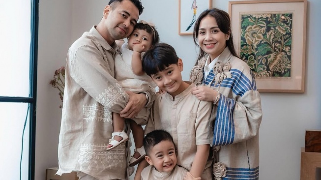Fashion lebaran Nagita Slavina (Instagram/@raffinagita1717)