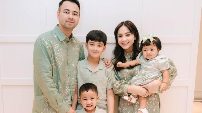 Raffi Ahmad dan Nagita Slavina bersama Rafathar, Rayyanza, dan Lilly. [Instagram]