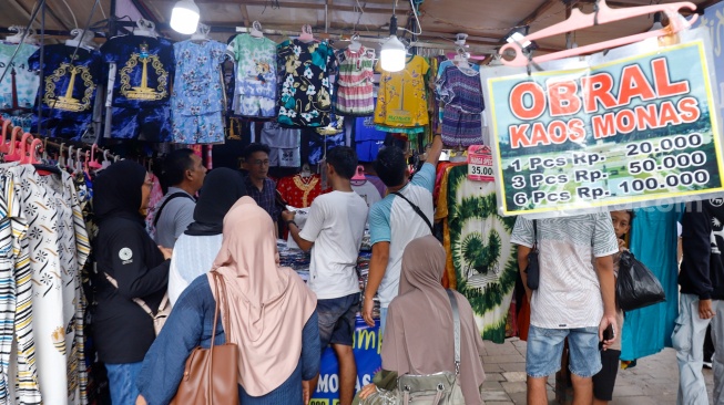 Warga mencari oleh-oleh di Lenggang Jakarta area Monumen Nasional (Monas), Jakarta, Sabtu (5/4/2025). [Suara.com/Alfian Winanto]