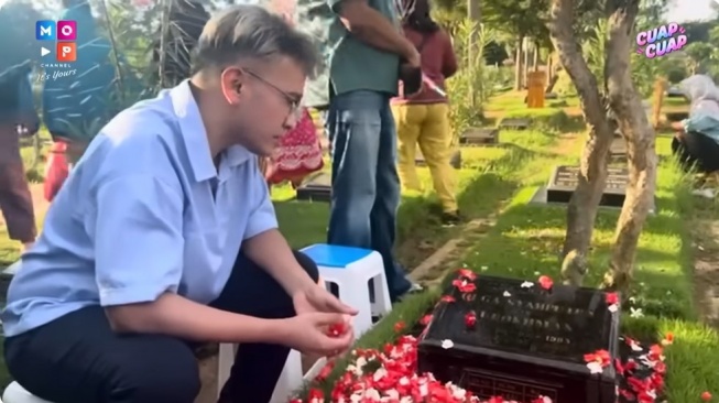 Potret Perdana Ruben Onsu Ziarah ke Makam Olga Syahputra Usai Mualaf