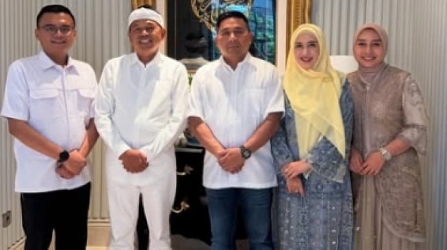 Putri Karlina dan Maulana Akbar bersama Dedy Mulyadi. [Instagram/@maula_akbar08]