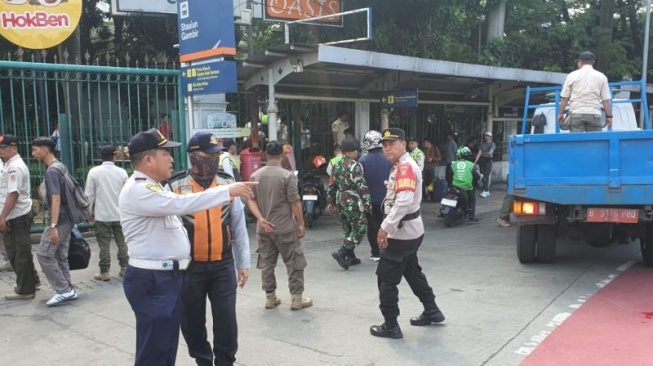 Aparat gabungan dari TNI, Polri dan Pemda DKI Jakarta menertibkan sejumlah juru parkir liar dan puluhan kendaraan yang parkir sembarangan di sekitar kawasan Monas, Jakarta Pusat, Sabtu (5/4/2025). ANTARA/HO-Polres Jakpus