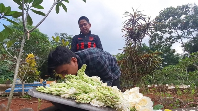 Dedi Mulyadi berziarah ke makam almarhumah istri pertama, Sri Mulyawati, bersama Maula Akbar sang anak. [Instagram/@dedimulyadi71]