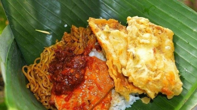 Nasi Jotos merupakan makanan khas di Madiun, bentuknya pun mirip dengan nasi kucing seperti di angkringan Jogja atau Solo. (Twitter)