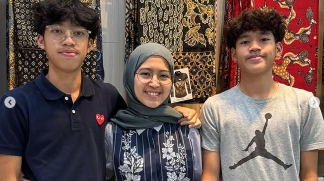 Nasywa Nathania Hamzah dengan kedua adik sambungnya (Instagram/@desyratnasariterdepan)