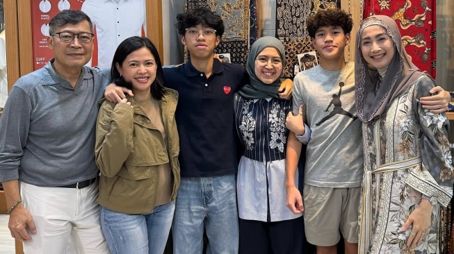 Desy Ratnasari kumpul bareng dengan mantan suaminya, Sammy Hamzah (Instagram)