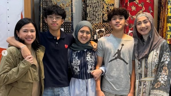 Desy Ratnasari dan Nasywa Nathania Hamzah bertemu keluarga Sammy Hamzah (Instagram/@desyratnasariterdepan)