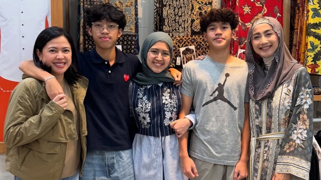 Desy Ratnasari dan Nasywa Nathania Hamzah diduga bertemu dengan keluarga Sammy Hamzah. [Instagram/@kharisma.hidz]
