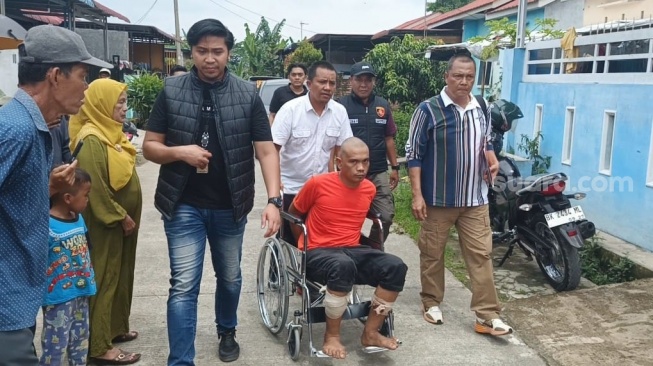 Polisi menangkap pelaku bunuh kekasih lalu buang jasad korban dalam sumur. [Suara.com/ M. Aribowo]